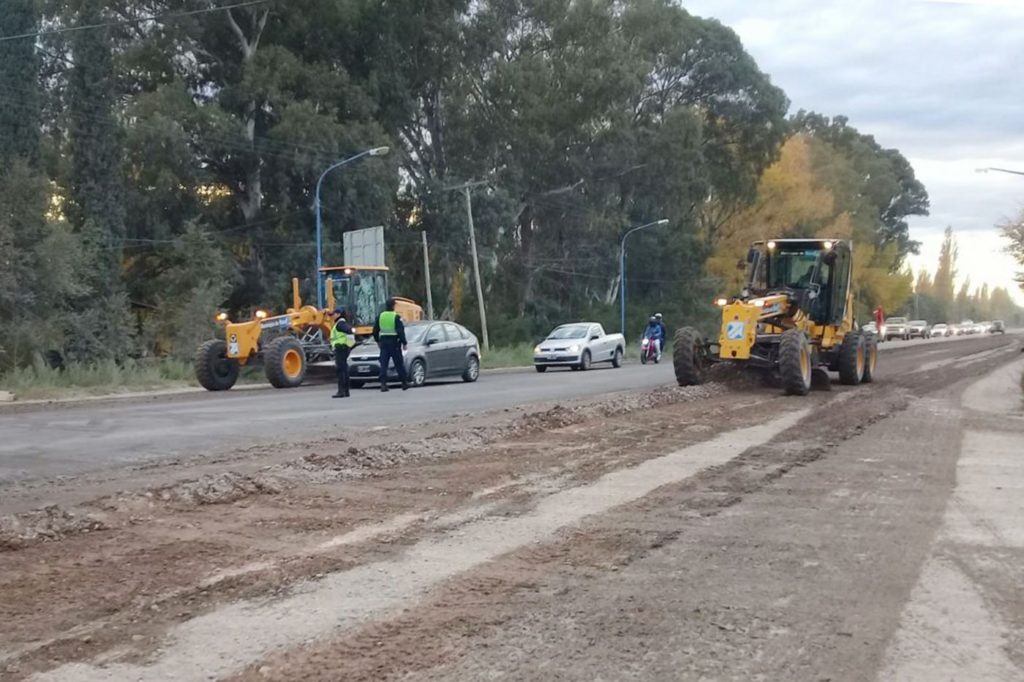 Realizan el calzado de las banquinas en Ruta 22 | La Super Digital