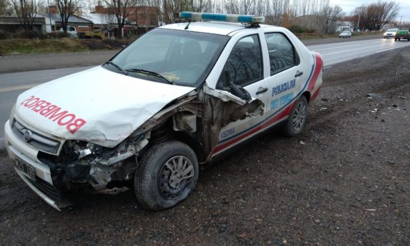 Un móvil policial y una camioneta chocaron en Ruta 22 y Damas Patricias