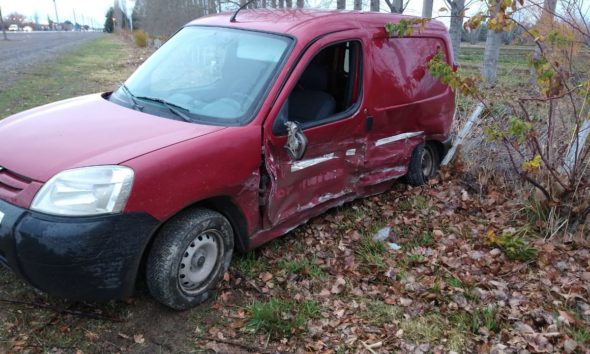 Un móvil policial y una camioneta chocaron en Ruta 22 y Damas Patricias