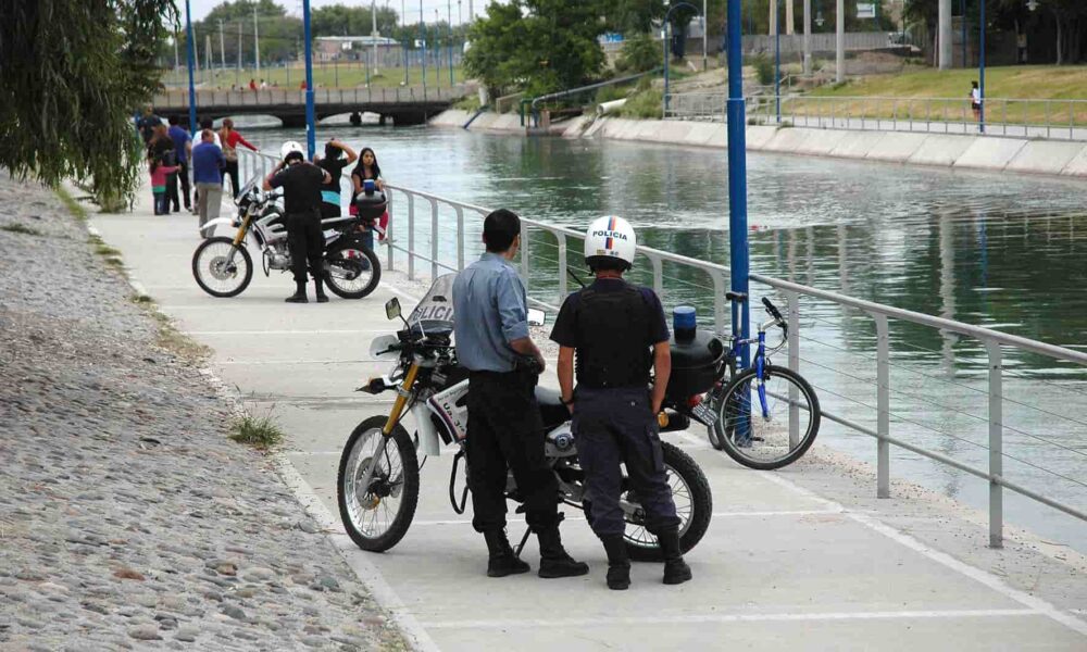 Efectivos policiales evitaron que una joven se arrojara al Canal Grande ...