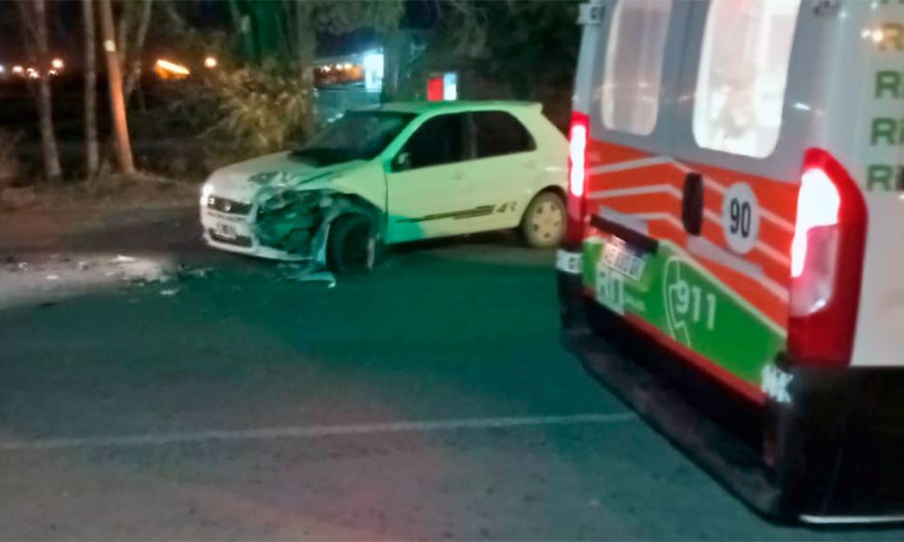 Choque frontal entre dos autos en la madrugada roquense | La Super Digital